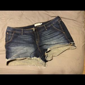 Torrid 26 denim jean shorts